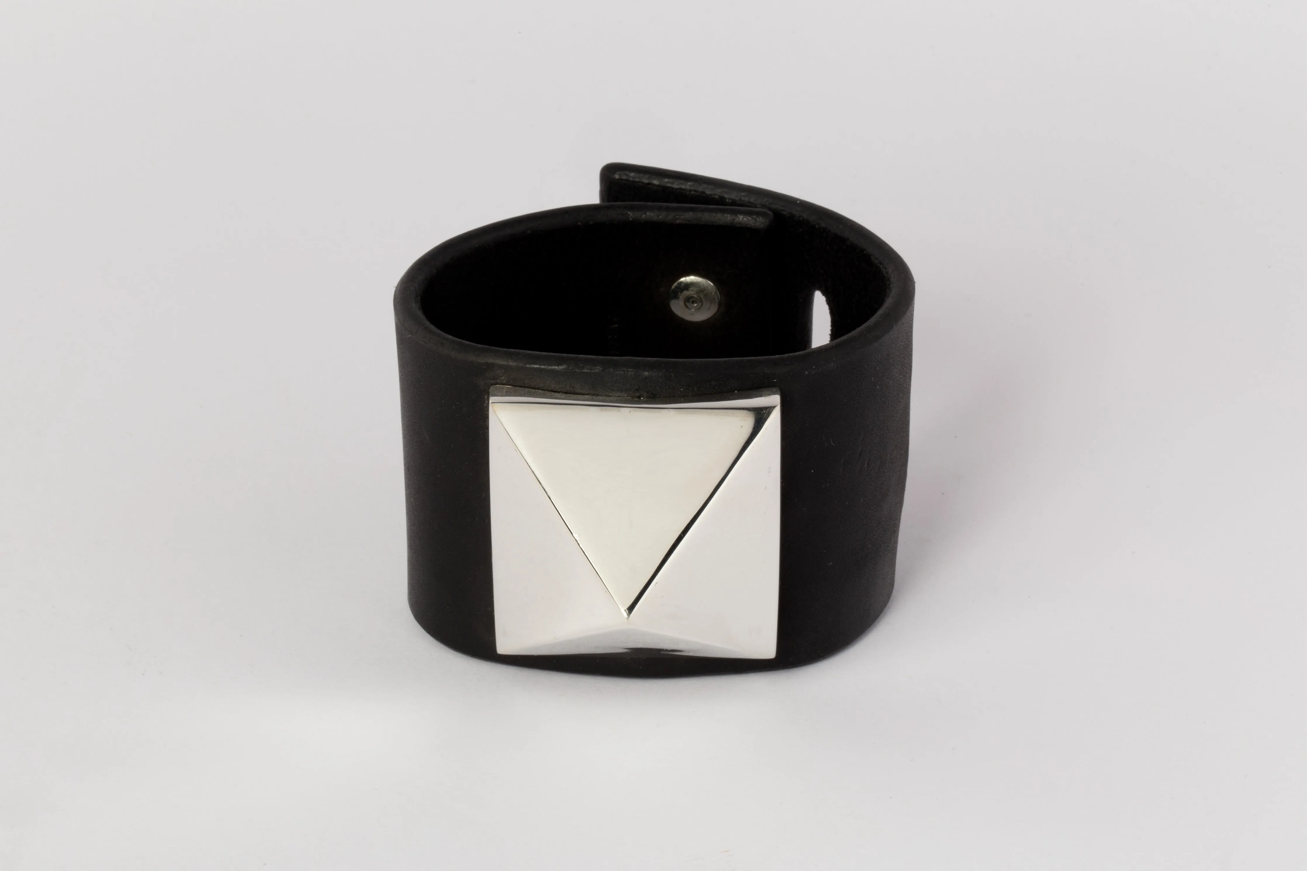 Restraint Charm Bracelet (Mega Pyramid Var., 50mm, BLK PA)